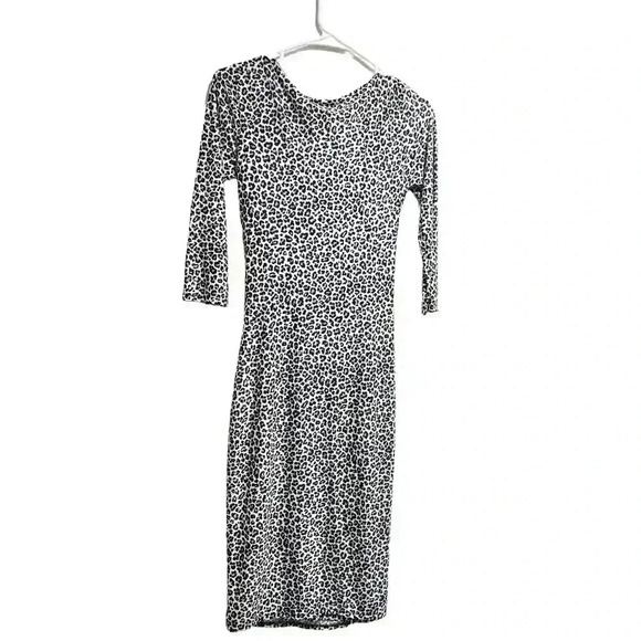 Chic Leopard Print Bodycon Dress - 3/4 Sleeve V-Neck Midi - Picture 7 of 9